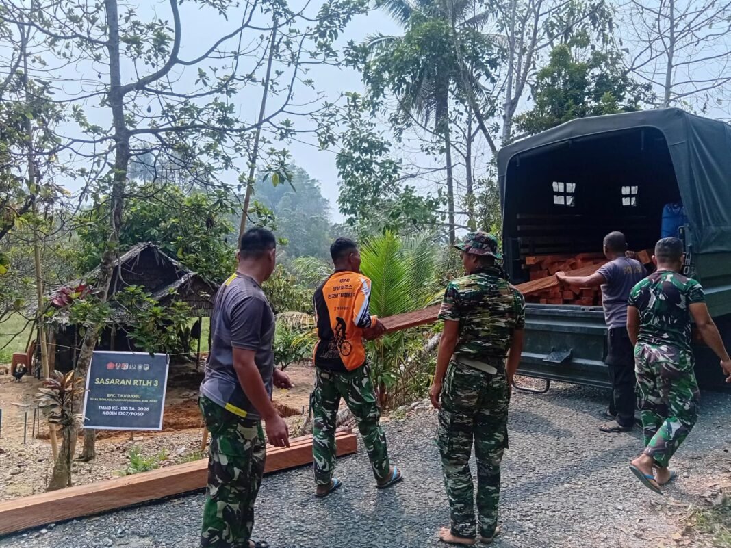 Rehabilitasi Rumah Warga Desa Leboni Melalui Penyaluran Material Kayu