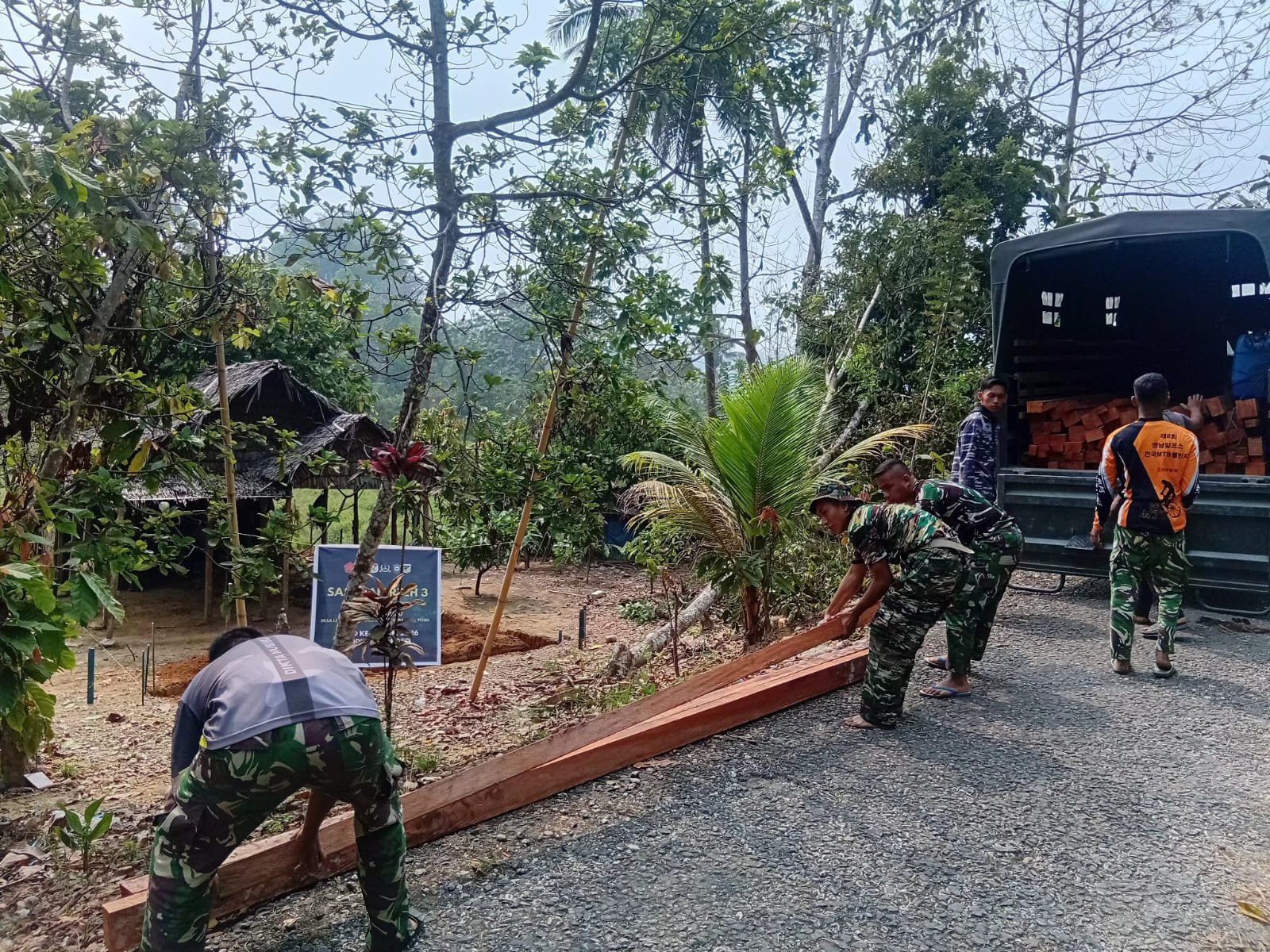 Satgas TMMD Poso Terima Bahan Kayu untuk Rehabilitasi Rumah Bapak Tuku Djobu