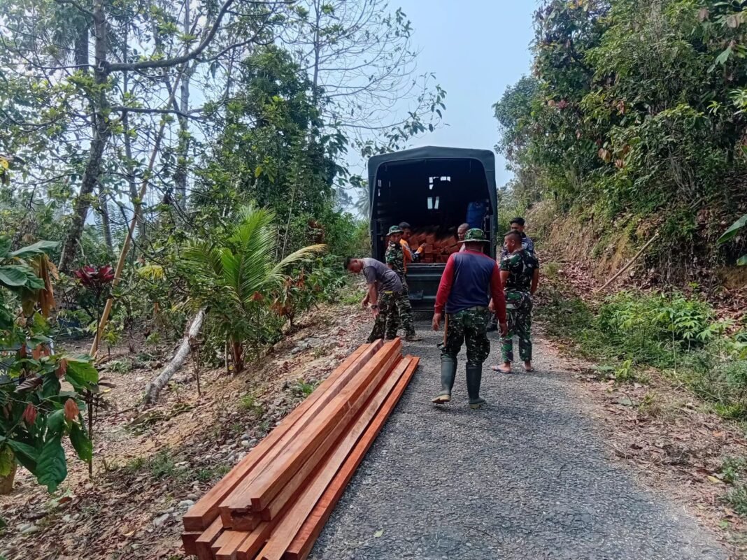 Kebersamaan TNI dan Warga dalam Rehabilitasi Rumah di Poso