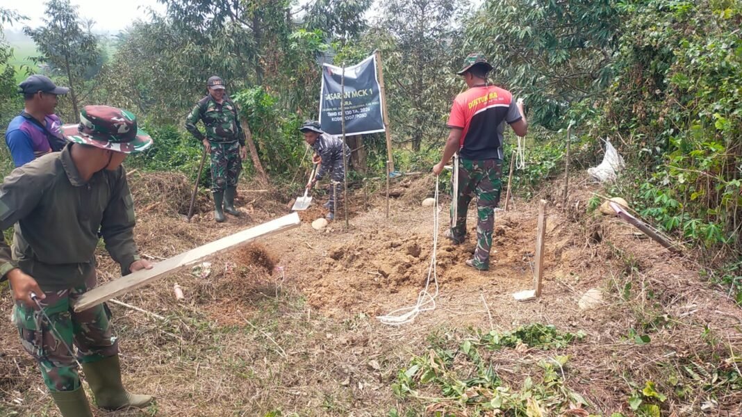 Pengerjaan MCK Umum oleh Satgas TMMD ke-130 di Desa Leboni
