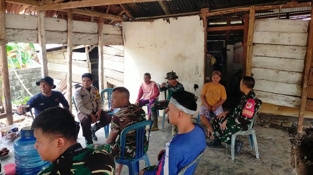 Manfaatkan Waktu Istirahat Siang, Anggota Satgas TMMD ke-130 Lakukan Komsos