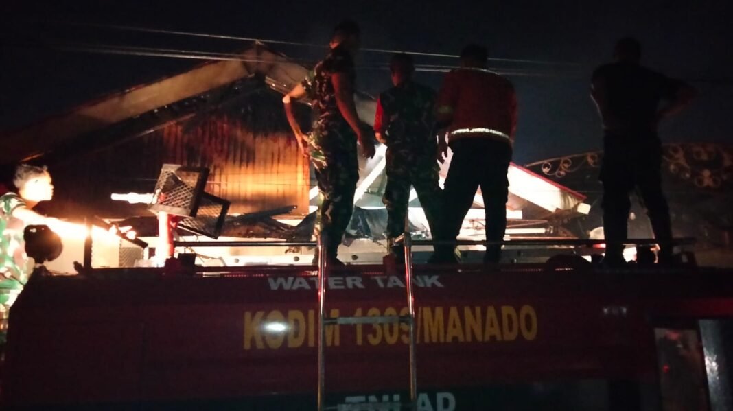 TNI DAN PEMADAM KEBARAKAN BERSATU ATASI KEBAKARAN RUMAH DI MANADO