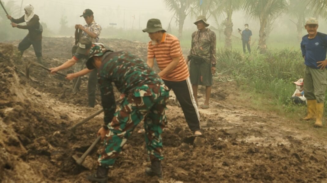 Kemanunggalan TNI dan Warga Dalam Proyek Drainase