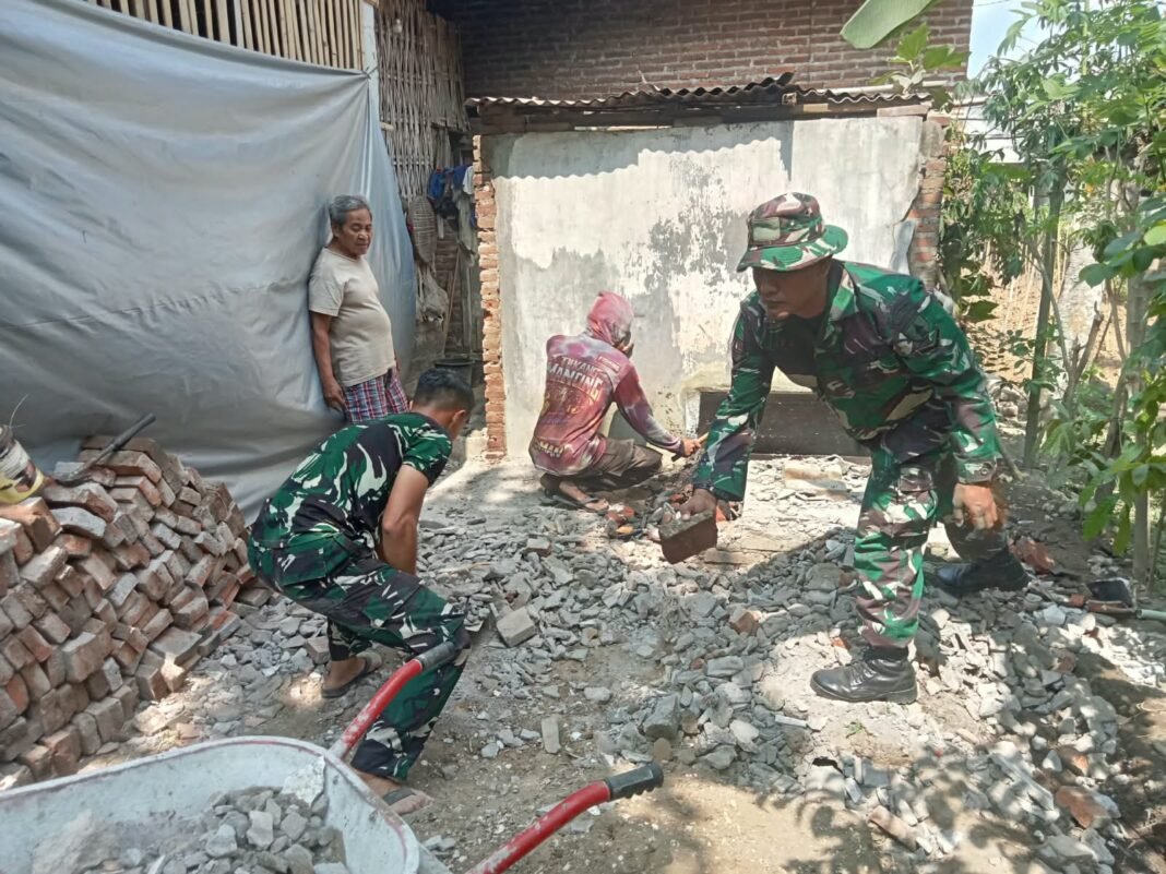 Pelaksanaan Pembangunan Rumah Suparlan oleh Satgas TMMD ke-130 di Tulungagung