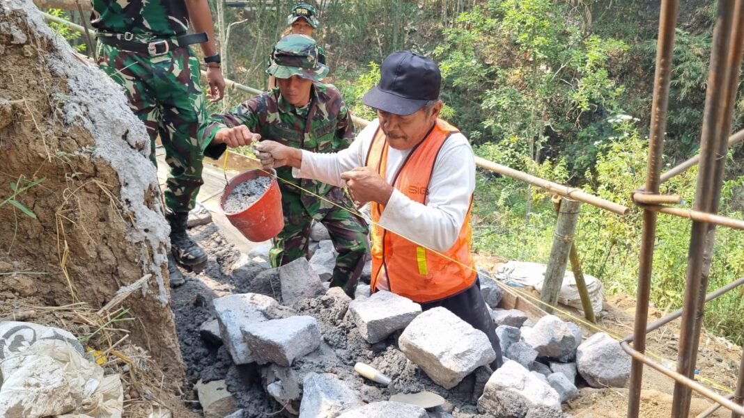 Bersama Demi Keamanan: Pak Darto dan Satgas TMMD 130 di Desa Taji