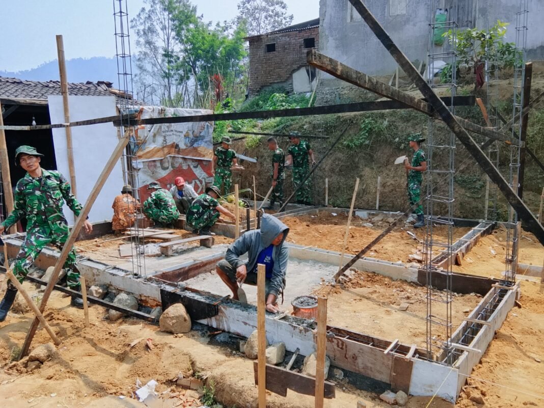 Dukungan TMMD di Malang: Pembangunan Pondasi Rumah Bapak Nanang Dimulai