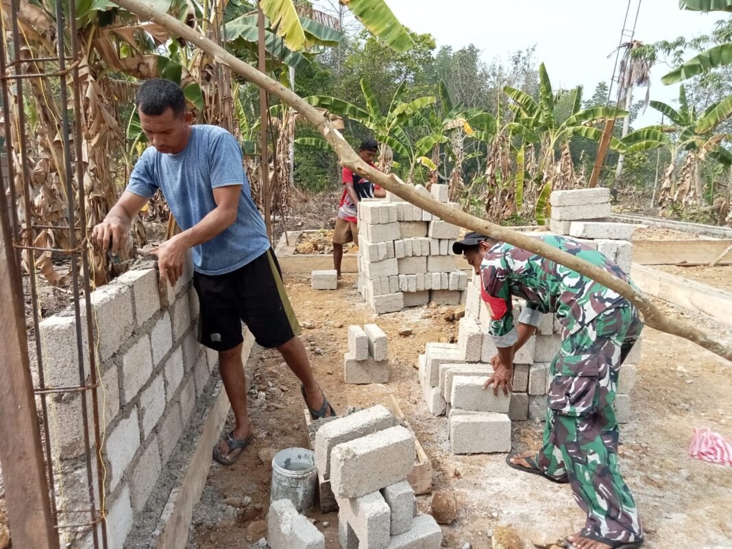 Semangat TNI dalam Membangun, Babinsa Praka Tehupuring Pimpin Pemasangan RTLH