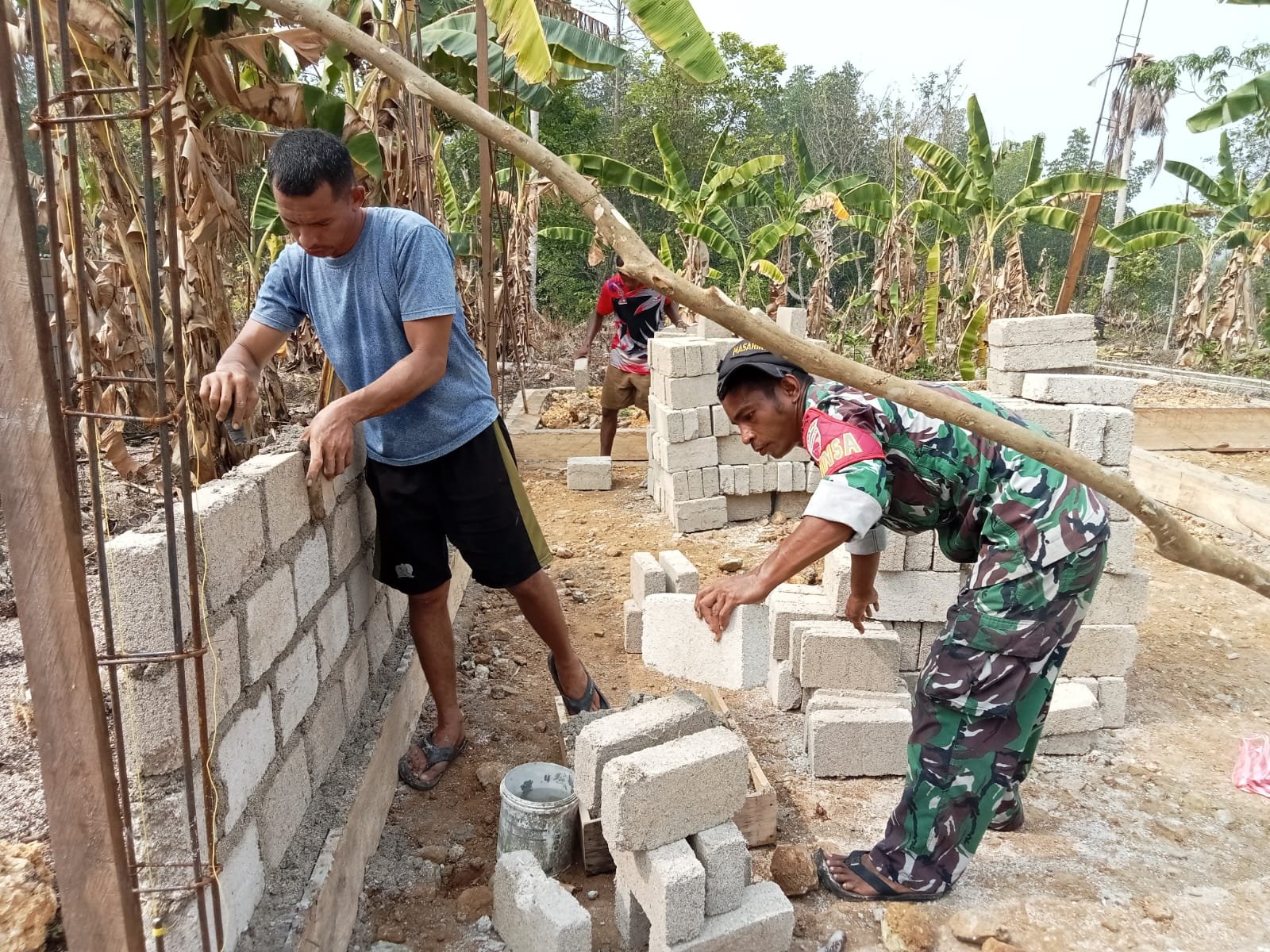 Satgas TMMD ke-130 Bantu Warga Membangun Rumah layak Huni di Desa