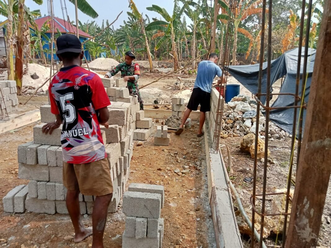 Program TMMD: Babinsa Perkuat Hubungan dengan Masyarakat Lewat Pembangunan RTLH