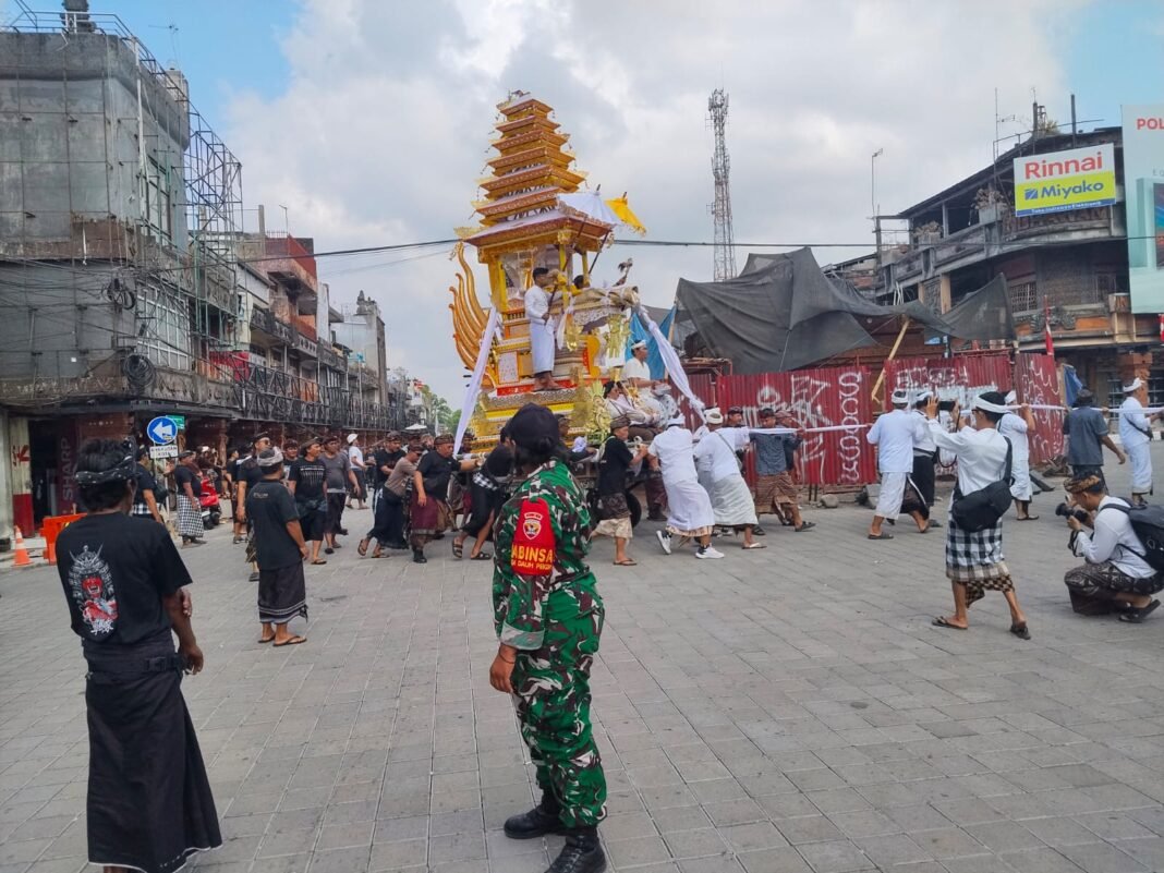 Babinsa Berkolaborasi Menjaga Ketertiban Upacara Ngaben