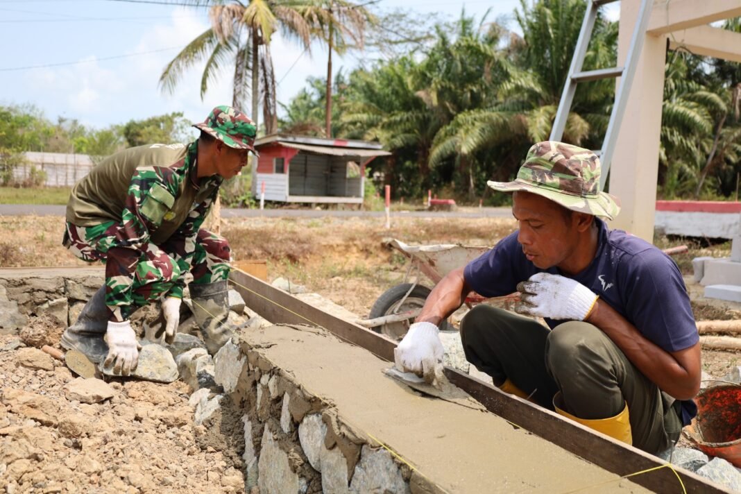 Semangat Bersama TMMD, Sertu Edi Nurhadi Tampilkan Keahlian