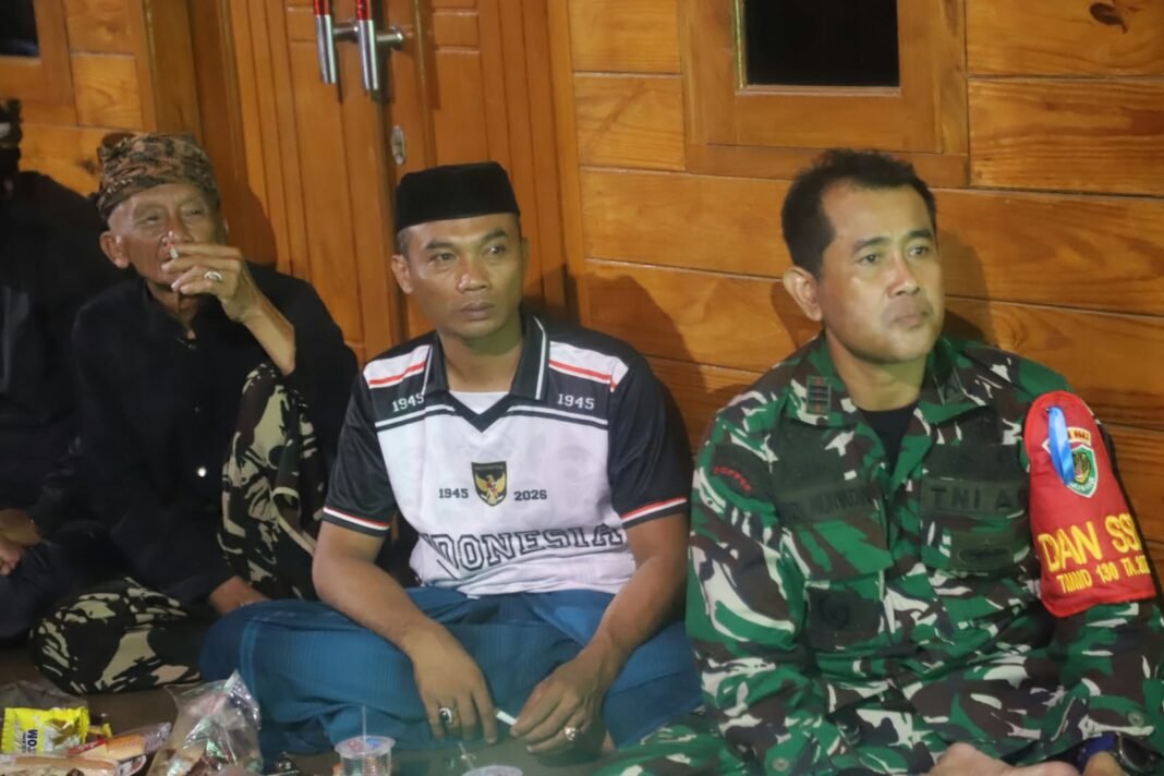 Kegiatan Nonton Bareng Sepak Bola, TNI Dekatkan Diri dengan Warga di Lebak