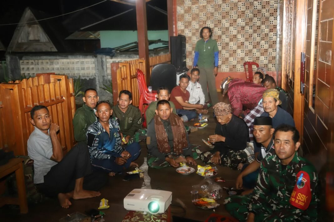 Harmoni TNI dan Warga Citorek Barat Melalui Nobar Sepak Bola