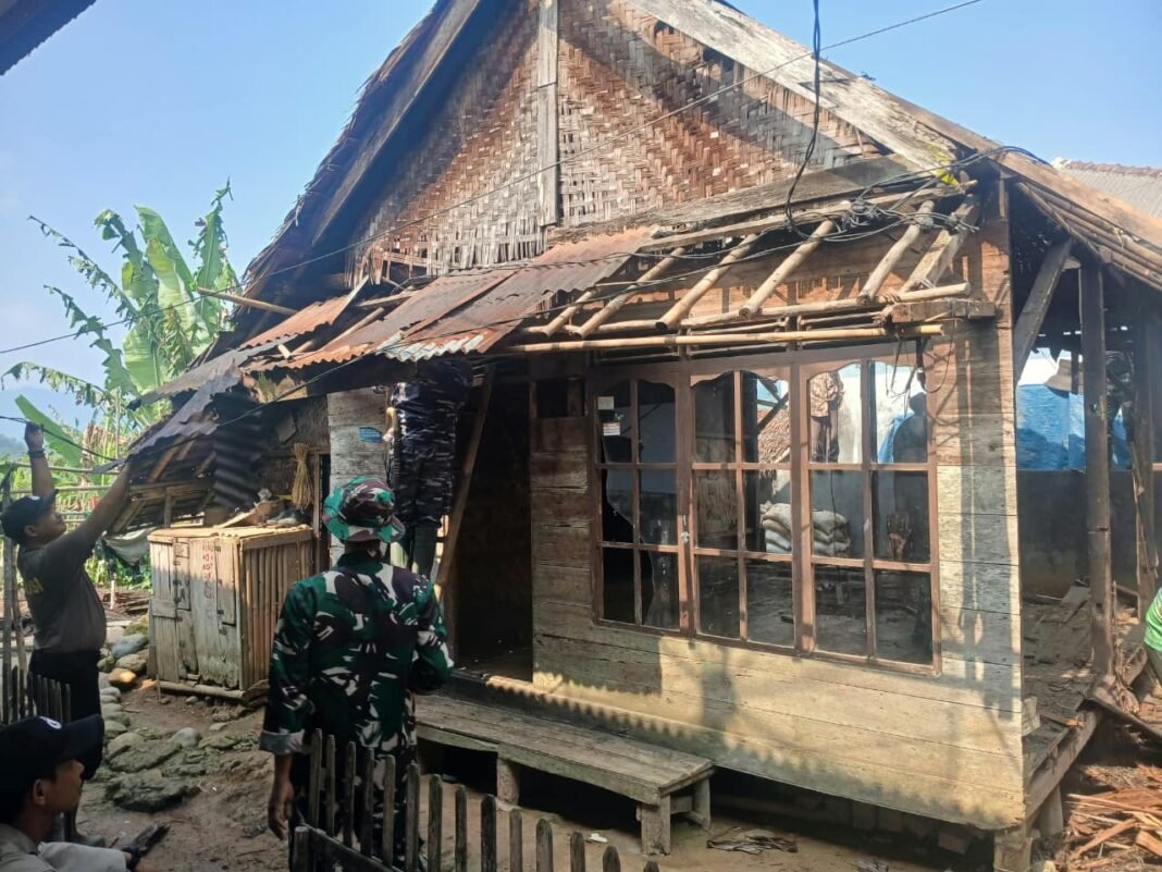 Perbaikan Rumah Bapak Apin oleh TMMD ke-130 di Desa Citorek Barat