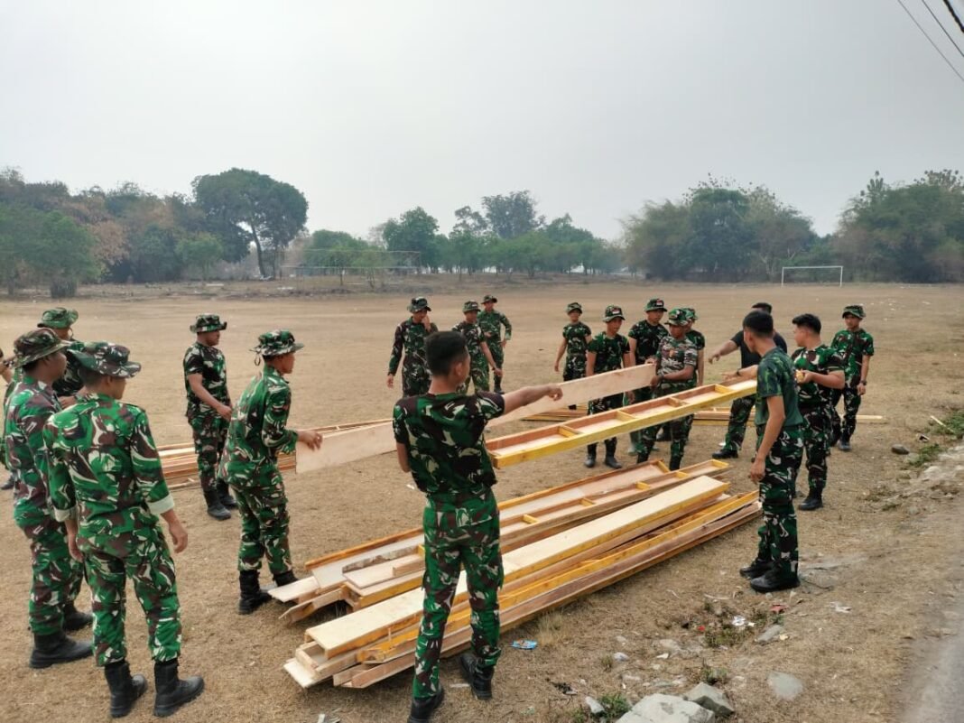 Dukungan Satgas TMMD ke-130: Angkut Bekisting untuk Proyek di Sumur Bandung