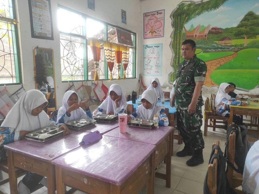Kegiatan Makan Bergizi Gratis: Babinsa Kodim 1420/Sidrap Ikut Andil