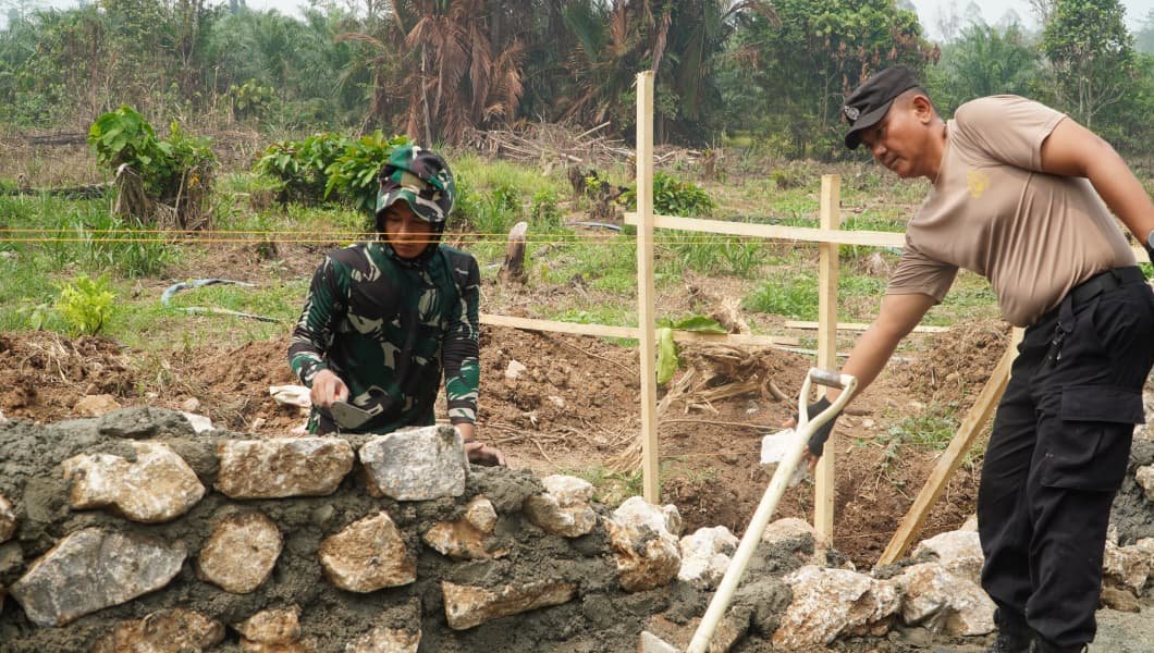 Gotong Royong Bersama dalam TMMD Ke-130 di Luwu Timur