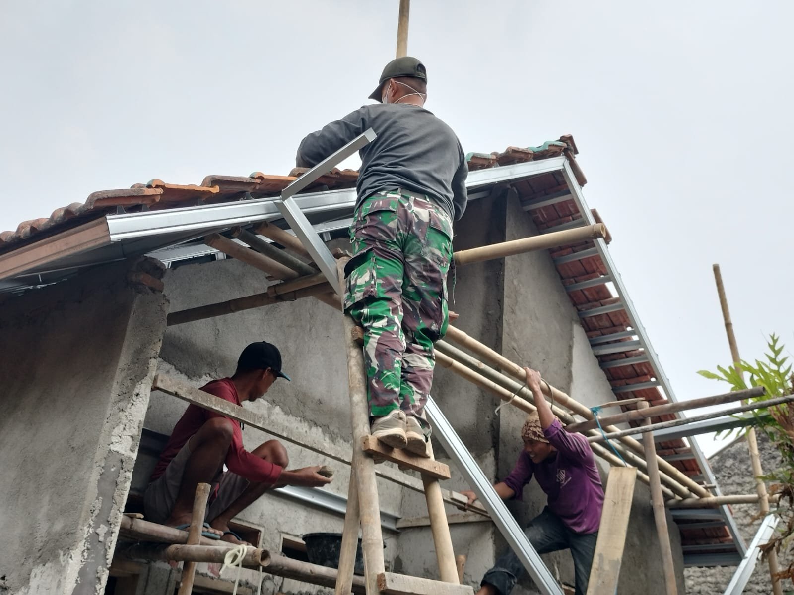 Peran Aktif TNI dalam Mewujudkan Rumah Layak bagi M. Syafi’i