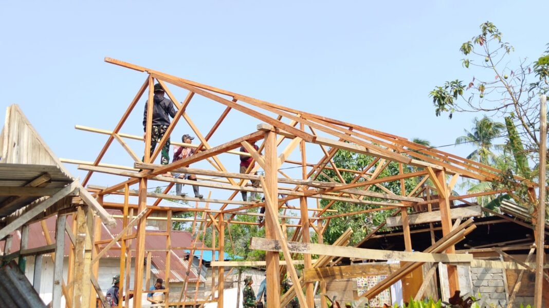 Rangka Atap RTLH Arianto Atan Mulai Dibangun: Satgas TMMD Terus Berinovasi