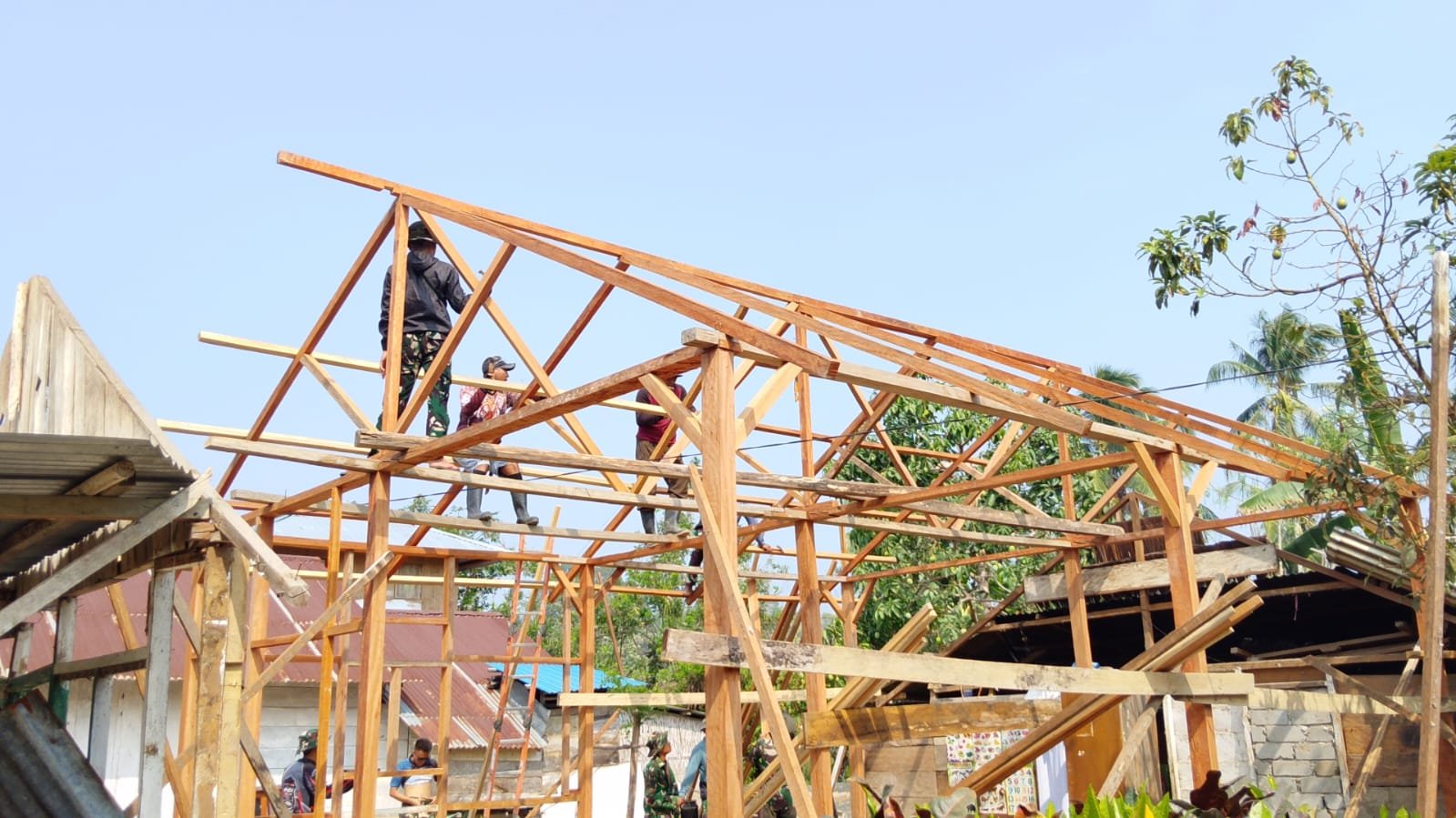 Rangka Atap RTLH Arianto Atan Mulai Dibangun: Satgas TMMD Terus Berinovasi