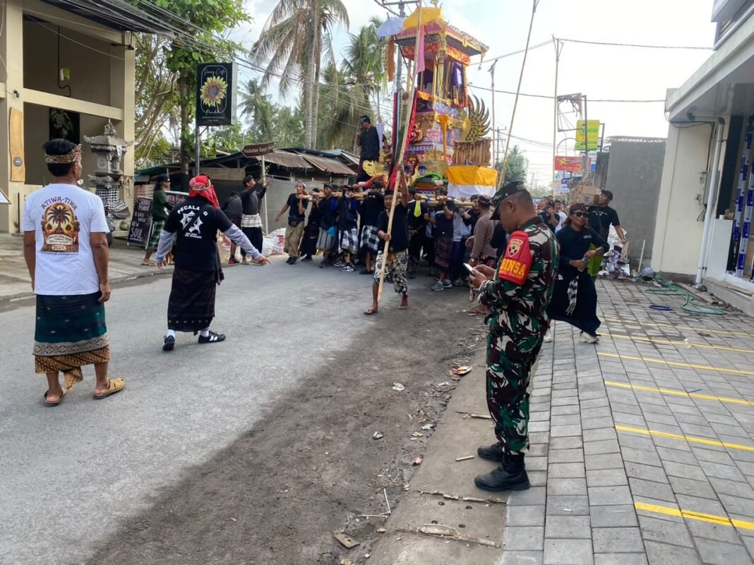 Babinsa Ped Berikan Pengawalan dalam Upacara Ngaben
