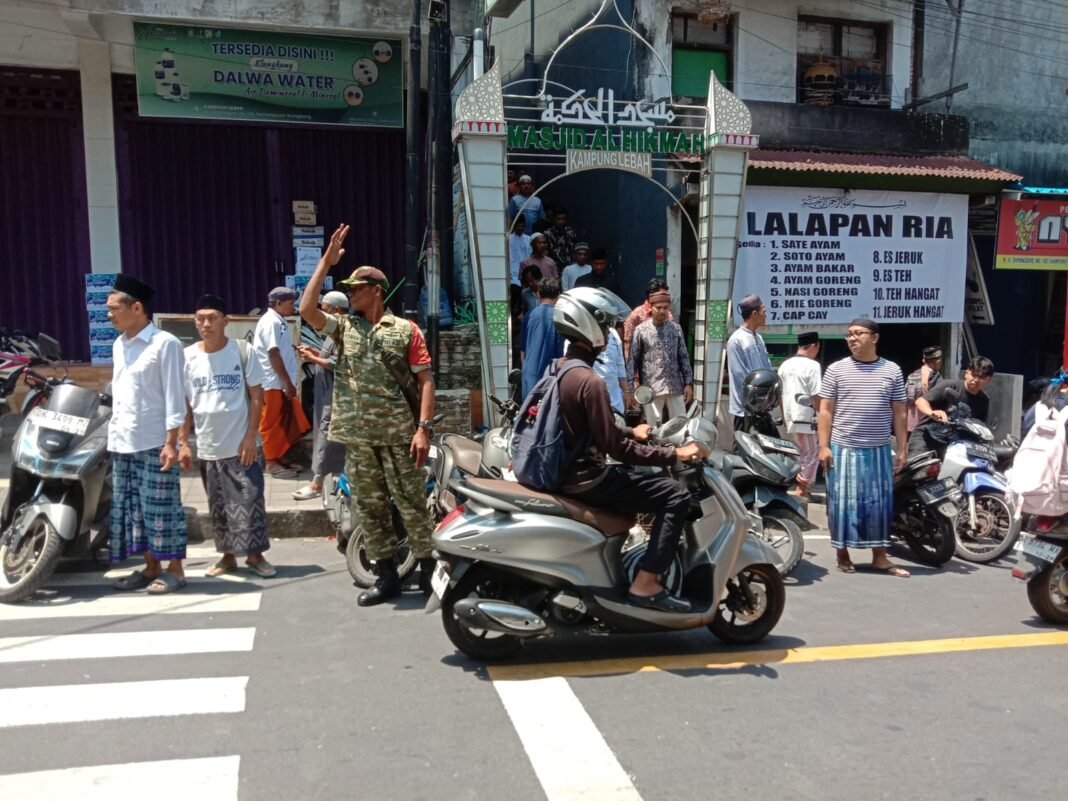 Babinsa Jaga Keamanan Sholat Jumat, Rangkai Toleransi di Klungkung