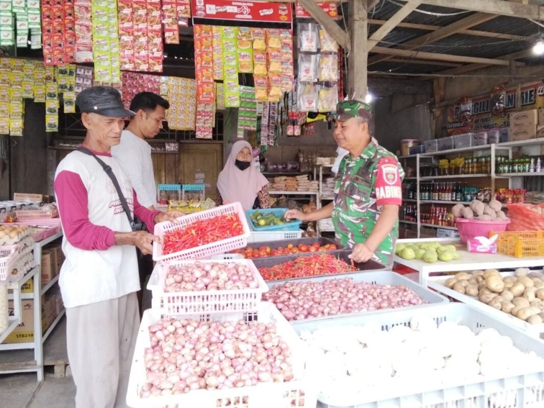 TNI AD Jaga Stabilitas Ekonomi, Babinsa Pantau Pasar Sidrap