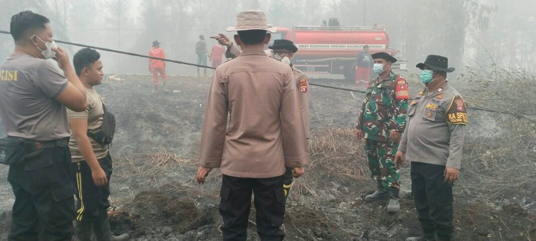Sinergi Dalam Pemadaman Karhutla oleh Koramil 09/Timpah