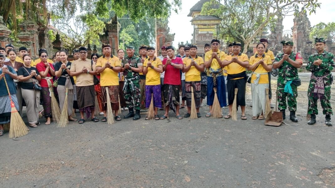 Kolaborasi Kerja Bakti dalam Rangka Karya Agung Pura Kentel Gumi