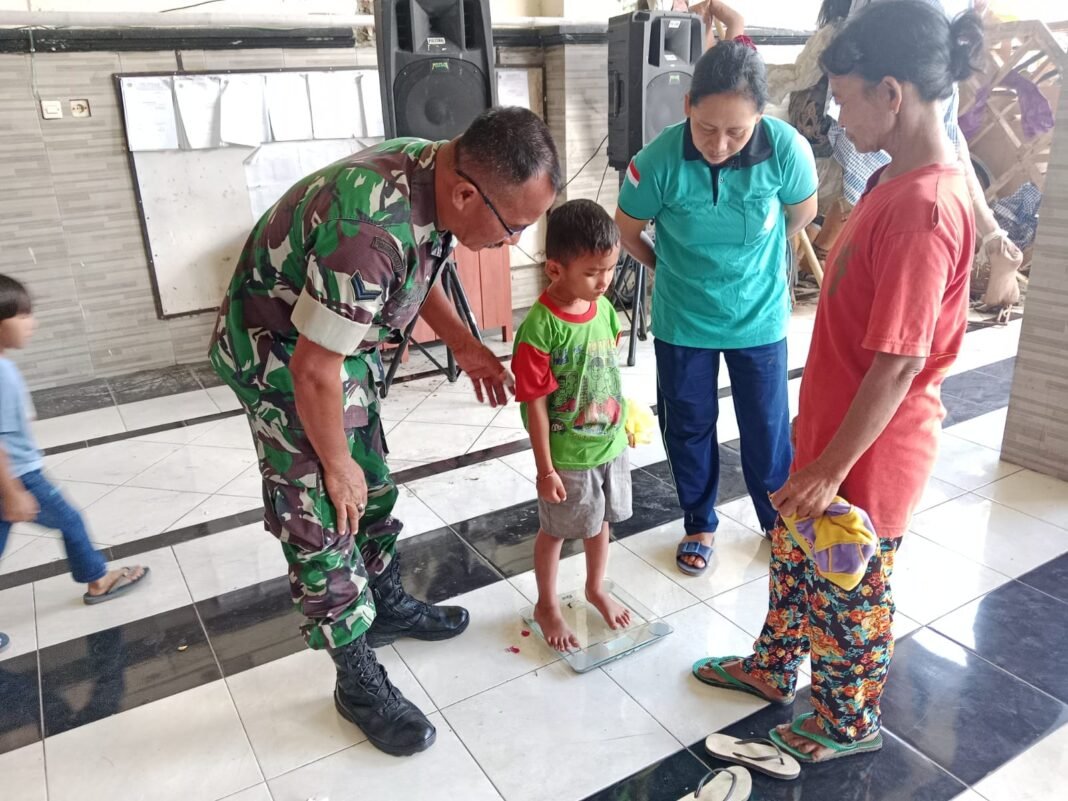 Babinsa Desa Peninjoan Ikut Serta dalam Posyandu untuk Balita
