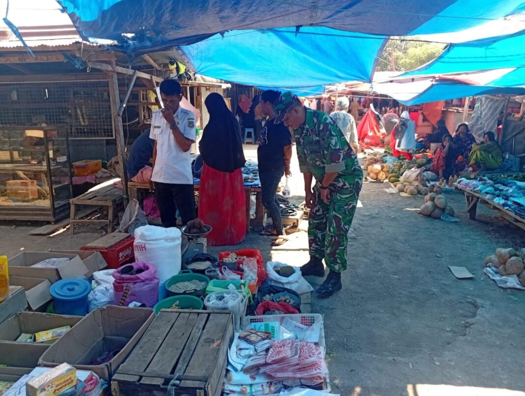 Pemantauan Harga dan Ketersediaan Sembako oleh Babinsa