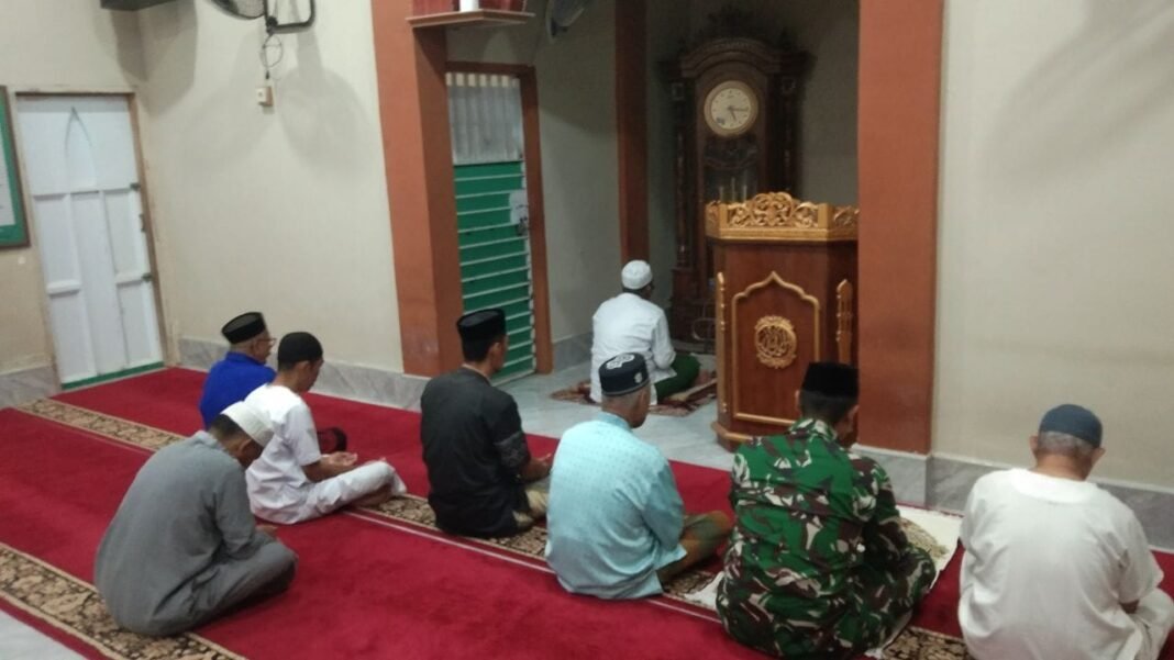Babinsa Hadiri Sholat Subuh Sebagai Bentuk Kedekatan dengan Rakyat